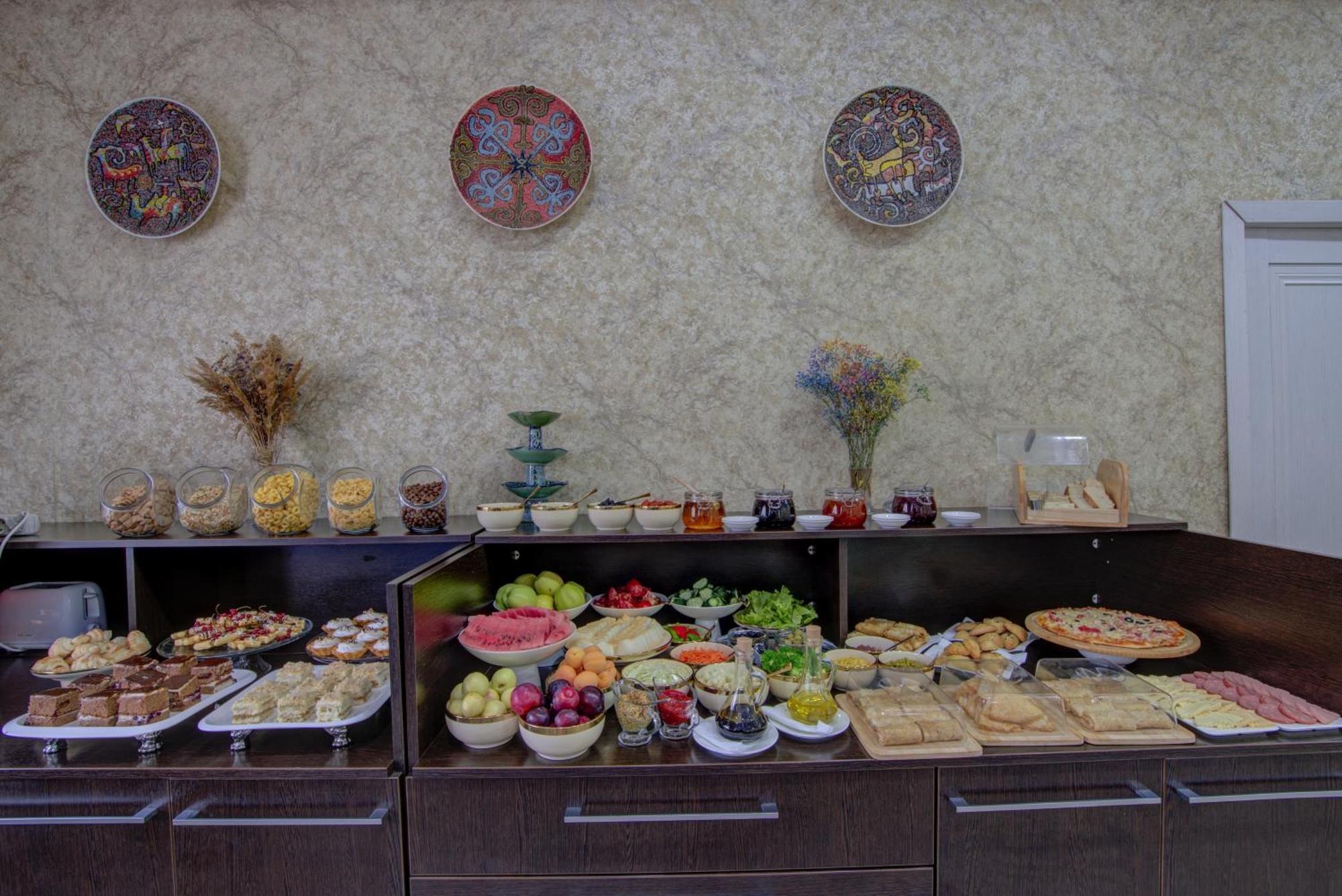Shah Palace Hotel Bishkek Ngoại thất bức ảnh