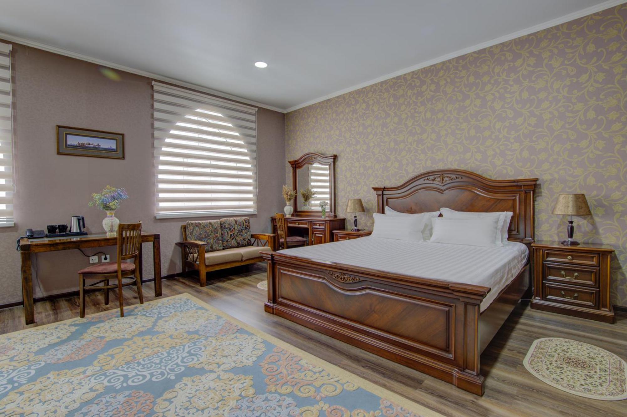 Shah Palace Hotel Bishkek Ngoại thất bức ảnh