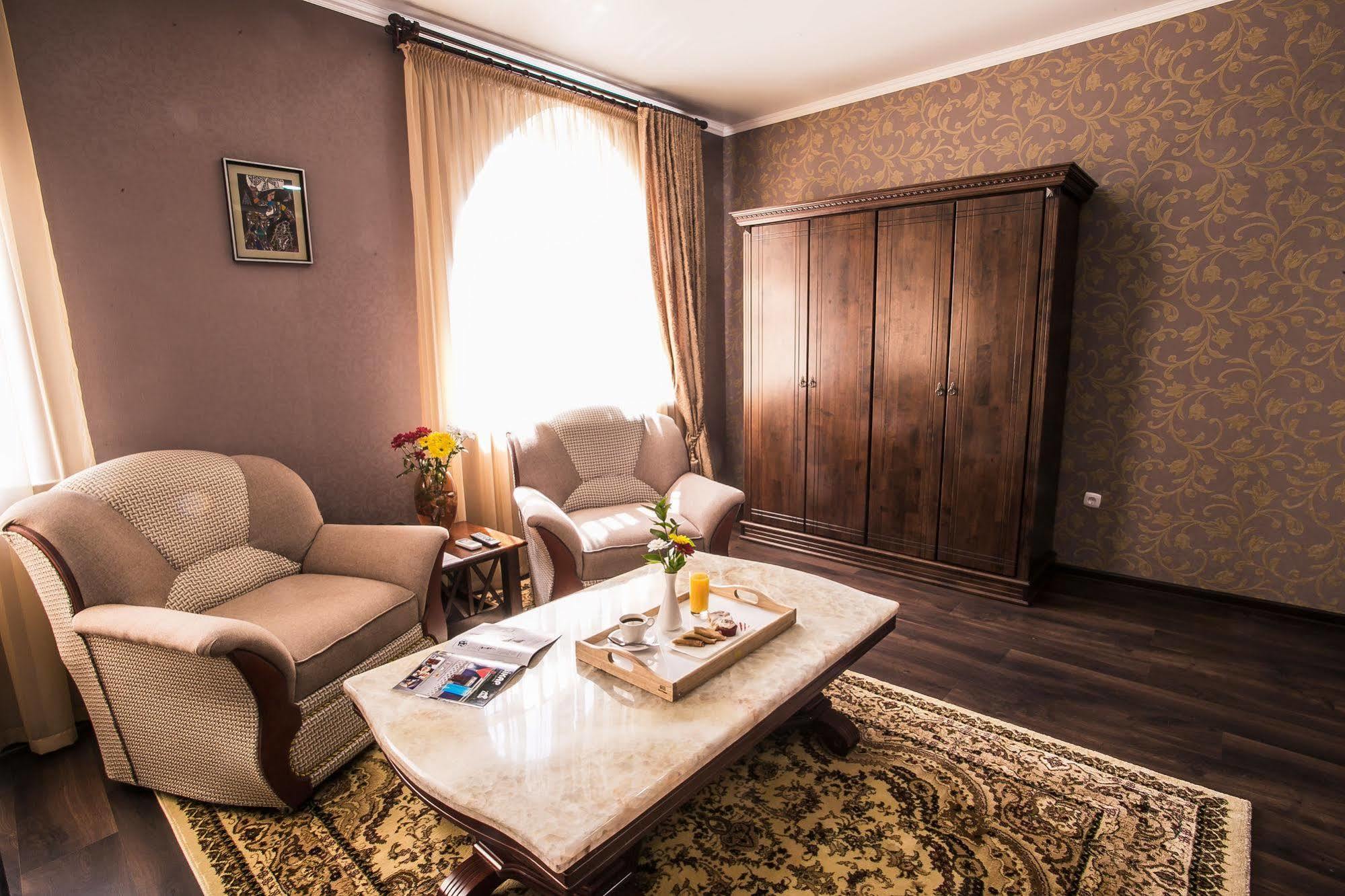 Shah Palace Hotel Bishkek Ngoại thất bức ảnh